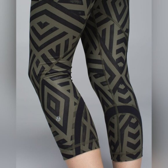 Lululemon Inspire Crop Chevron Shuffle Fatigue Green Cropped Leggings Yoga Gym - Picture 3 of 12